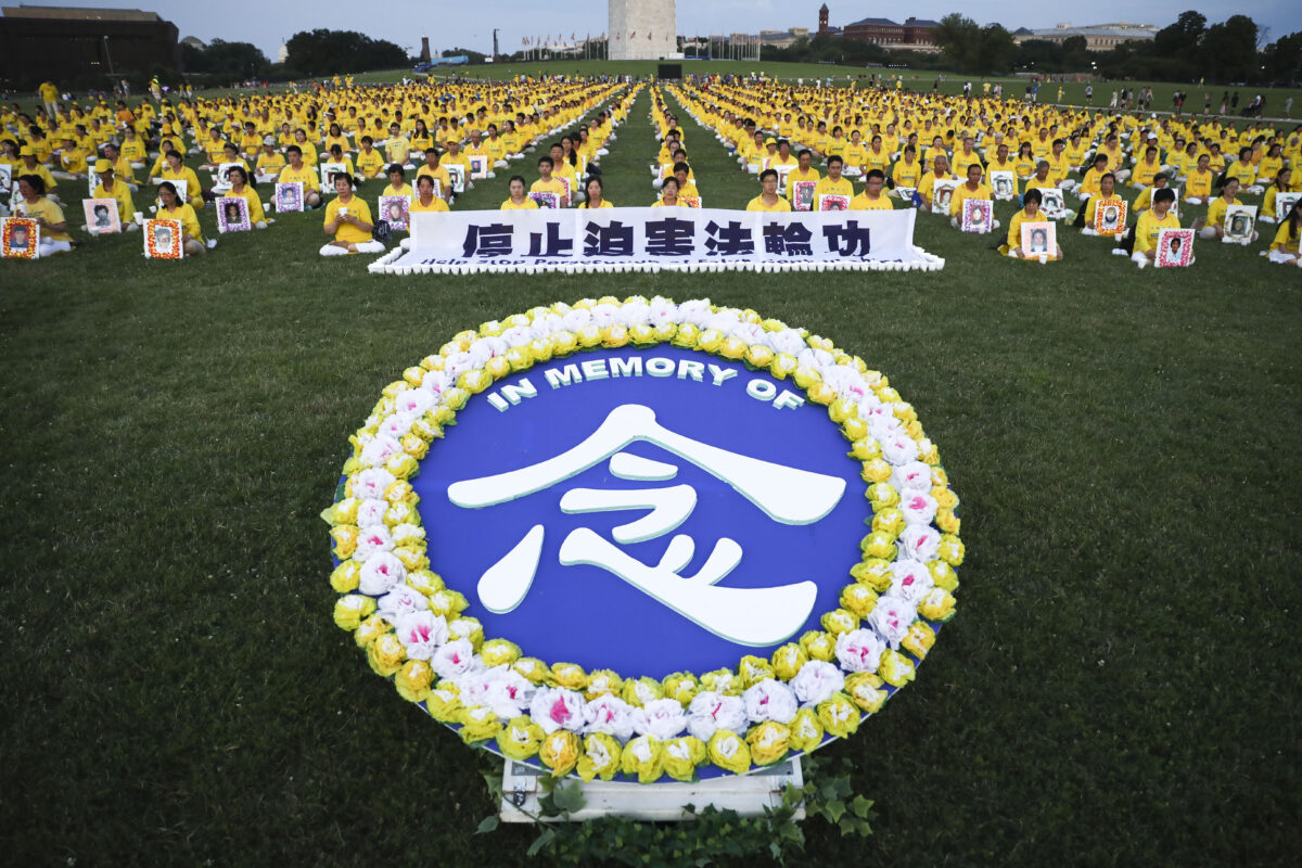 Các học viên Pháp Luân Công kỷ niệm 20 năm cuộc đàn áp Pháp Luân Công tại Trung Quốc, trên Bãi cỏ phía Tây của Đồi Capitol vào ngày 18/7/2019. (Ảnh Samira Bouaou / The Epoch Times)