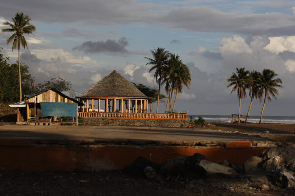 Một ngôi nhà fale mới tọa ở làng Saleapaga ở Apia, Samoa vào ngày 28/9/2010. (Ảnh Hannah Peters/ Getty Images)