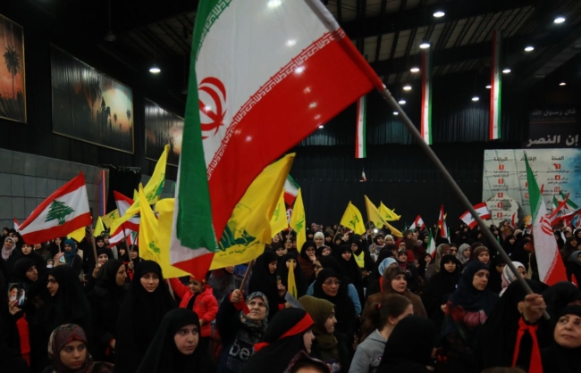Những người ủng hộ phong trào Shiite của Li Băng, Hezbollah vẫy lá cờ vàng của quốc gia, người Iran cũng như trong phong trào các lễ kỷ niệm đánh dấu 40 năm cuộc cách mạng Iran ở vùng ngoại ô phía nam thủ đô Beirut vào ngày 6 tháng 2 năm 2019. (Ảnh: Anwar Amro / AFP / Getty Images)