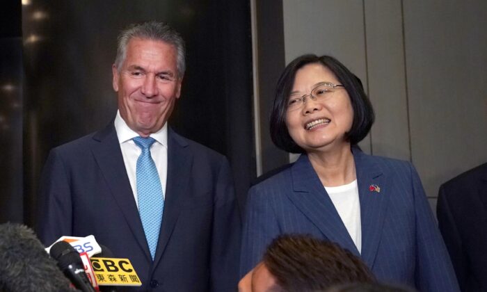 Tổng thống Đài Loan Thái Anh Văn (phải) cùng với chủ tịch NASDAQ Michael Splinter tại thành phố New York vào ngày 12/7/2019. (Ảnh: Timo Thy A. Clary/ AFP/qua Getty qua The Epoch Times)