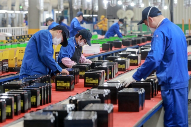 Nhân viên đang làm việc trên dây chuyền sản xuất pin tại một nhà máy ở Hoài Bắc thuộc tỉnh An Huy, phía đông Trung Quốc, vào ngày 30/3/2020. (Ảnh: STR/AFP qua Getty Images)
