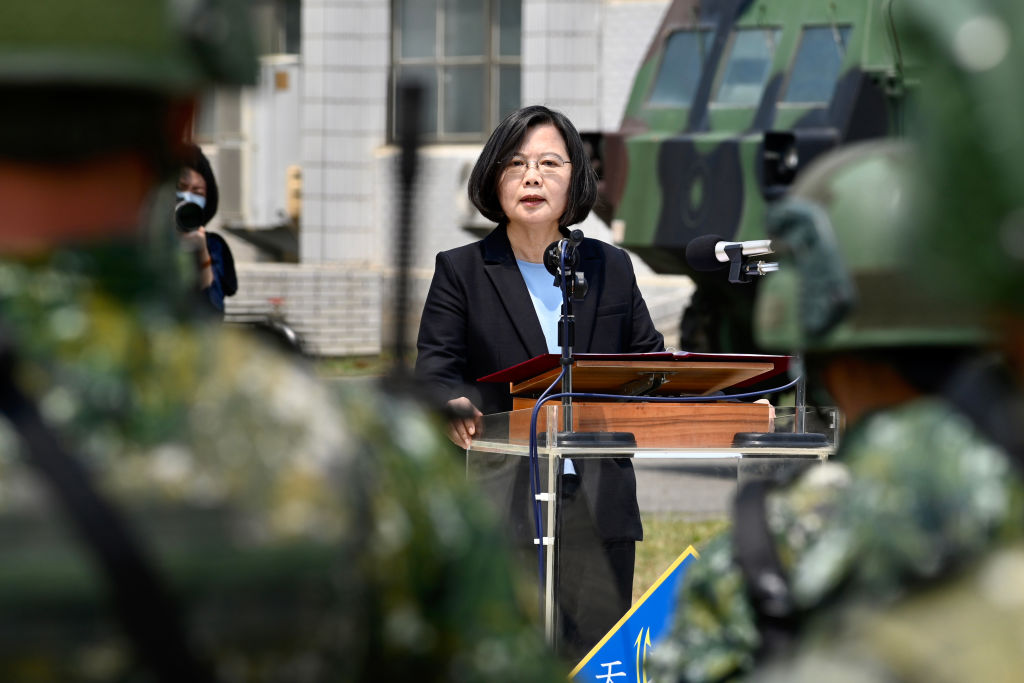 Tổng thống Đài Loan Thái Anh Văn gửi bài phát biểu của mình tới các binh sĩ giữa bối cảnh đại dịch virus corona trong chuyến thăm một căn cứ quân sự ở Đài Nam, Đài Loan vào ngày 9 tháng 4 năm 2020. (Ảnh Sam Yeh / AFP / Getty Images)