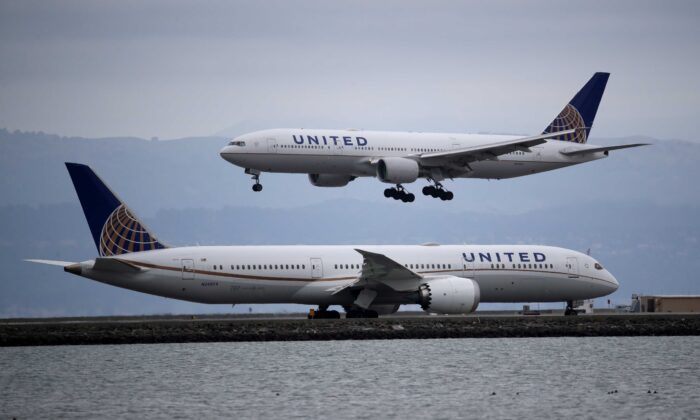 United Airlines dự tính cắt giảm 16.000 việc làm vào tháng 10