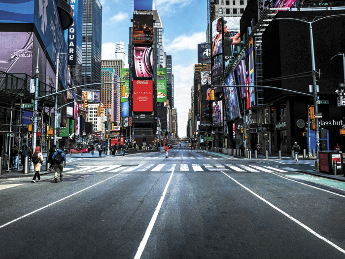 Quảng trường Thời Đại hầu như trống rỗng vì phần lớn New York không có xe hơi và người đi bộ trong bối cảnh đại dịch virus Vũ Hán vào ngày 22/3/2020. (Ảnh Spencer Platt/Getty Images)