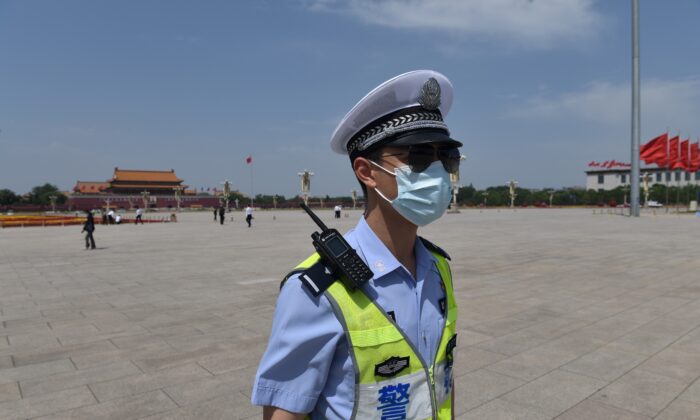 Một cảnh sát tuần tra ở Quảng trường Thiên An Môn trước phiên bế mạc của Đại hội Đại biểu Nhân dân Toàn quốc tại Đại lễ đường Nhân dân liền kề đó ở Bắc Kinh vào ngày 28/5/2020. (Ảnh: Nicolas Asfouri/AFP/Getty qua The Epoch Times)