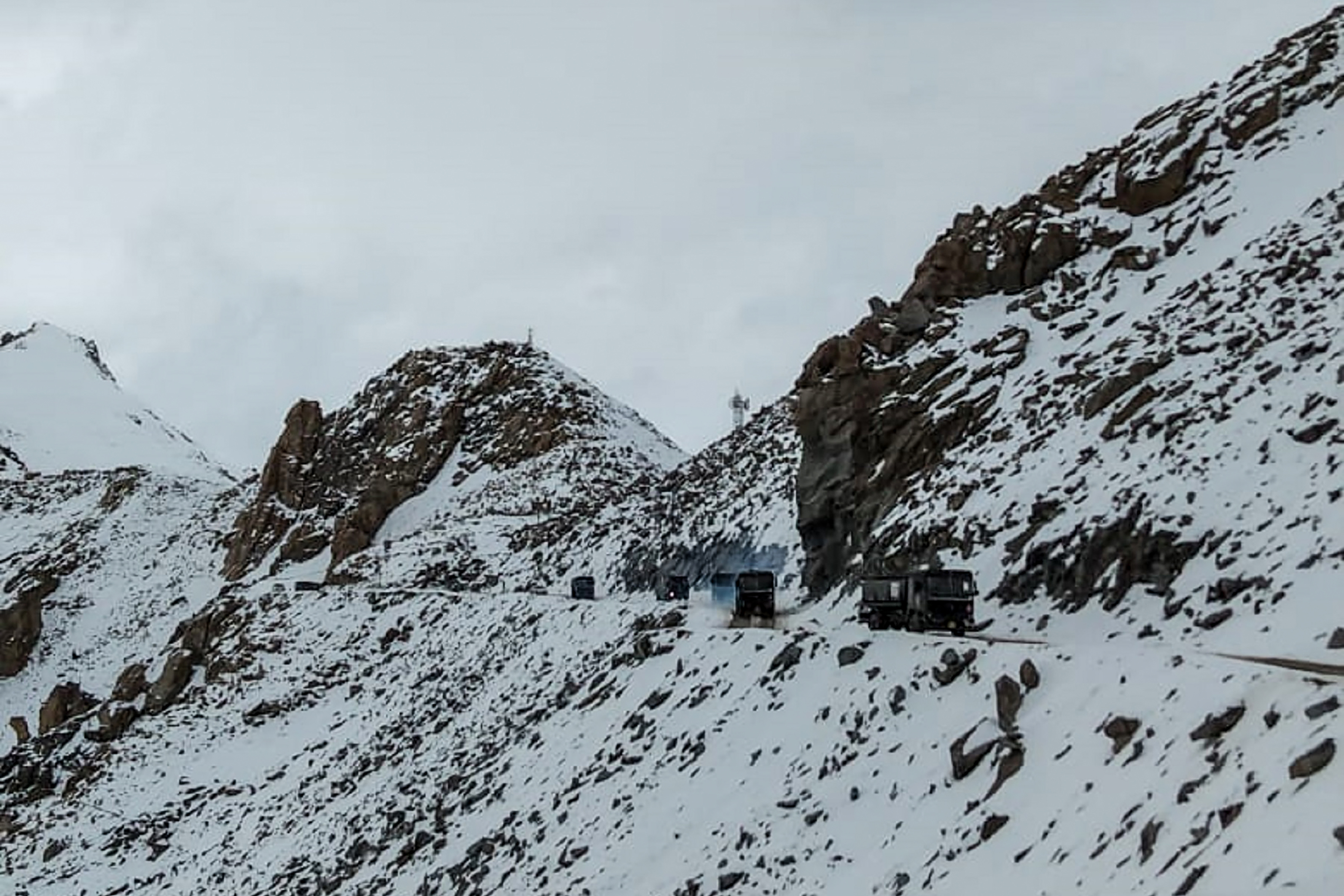 Xe của quân đội Ấn Độ đi trên một con đường gần đèo cao Chang La ở vùng Ladakh phía bắc Ấn Độ, gần biên giới với Trung Quốc vào ngày 17/6/2020. (Ảnh: STR/AFP /Getty qua The Epoch Times)