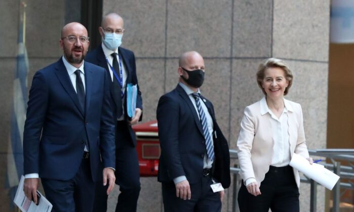 Chủ tịch Hội đồng Châu Âu ông Charles Michel (trái) và Chủ tịch Ủy ban Châu Âu bà Ursula von der Leyen (phải) đến tham dự một cuộc họp báo tại Brussels vào ngày 22 tháng 6 năm 2020. (Yves Herman / POOL / AFP via Getty Images)