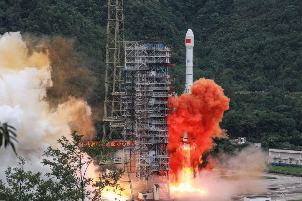 Tên lửa Trường Chinh 3B, mang theo vệ tinh Beidou-3GEO3, phóng lên từ Trung tâm phóng vệ tinh Tây Xương ở Tây Xương thuộc tỉnh Tứ Xuyên, tây nam Trung Quốc vào ngày 23/6/2020. (Ảnh STR/ AFP qua Getty Images).
