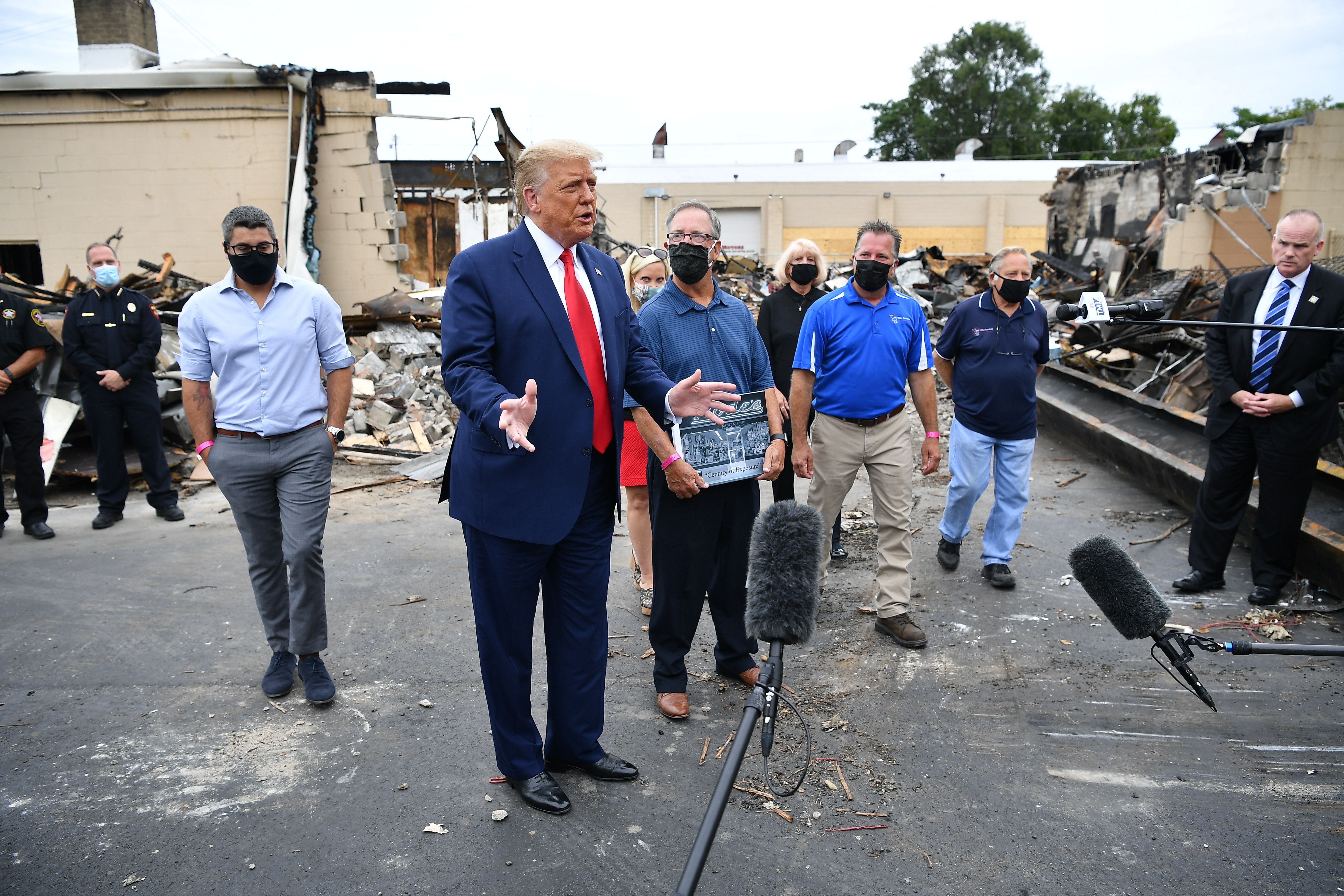 Tổng thống Donald Trump phát biểu trước báo giới khi ông đi thăm một khu vực bị ảnh hưởng bởi tình trạng bất ổn dân sự ở Kenosha, Wisconsin, vào ngày 1/9/2020. (Ảnh: Mandel Ngan/AFP /Getty qua The Epoch Times)