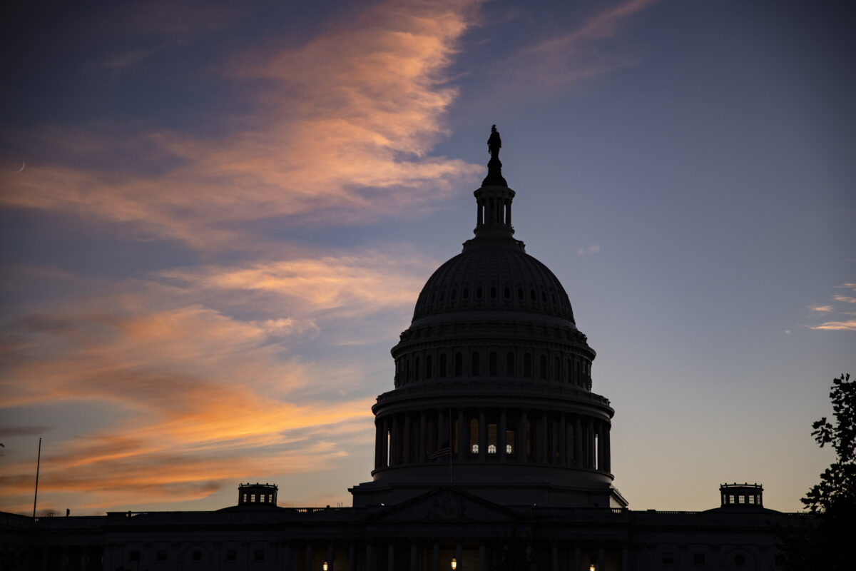 Mặt trời lặn sau Tòa nhà Quốc hội Hoa Kỳ một ngày sau cái chết của Thẩm phán Tòa án Tối cao Ruth Bader Ginsburg ở Washington vào ngày 19/9/2020. (Ảnh Samuel Corum/ Getty Images)