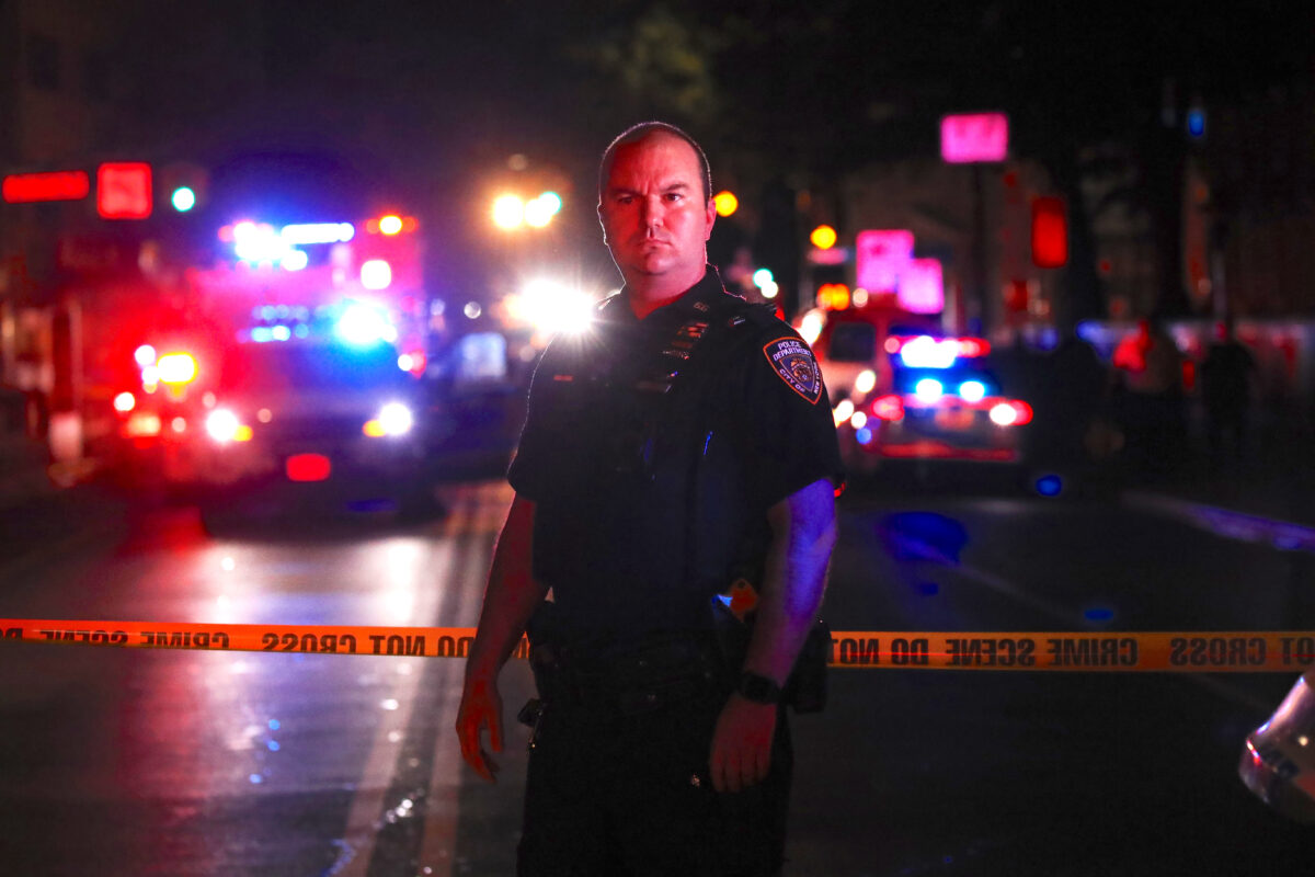 Cảnh sát tập trung tại hiện trường nơi hai sĩ quan New York City bị bắn trong một cuộc đối đầu ở New York vào ngày 3/6/2020. (Ảnh Spencer Platt / Getty Images)