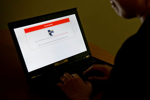 Một màn hình máy tính xách tay hiển thị thông báo bị từ chối truy cập vào một trang web Trung Quốc bị kiểm duyệt ở Bắc Kinh, hôm 4/1/2013. (Ảnh STF / AFP / Getty Images)