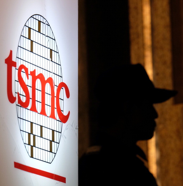 <em>Logo của Công ty TNHH Sản xuất chất bán dẫn Đài Loan, trong hội nghị các nhà đầu tư ở Đài Bắc vào ngày 16 tháng 7 năm 2014. (Ảnh: Sam Yeh / AFP / Getty Images)</em>