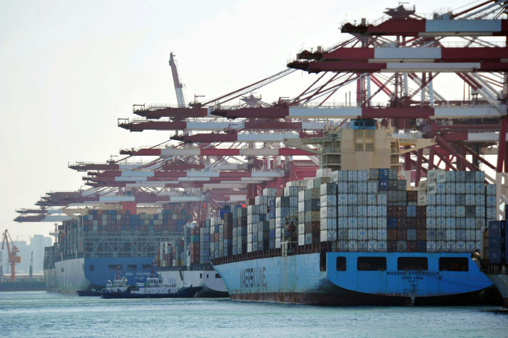 Các container hàng hóa được chất lên tàu container tại một cảng ở Thanh Đảo, một thành phố ở tỉnh Sơn Đông, miền đông Trung Quốc, vào ngày 8/4/2018. (Ảnh AFP / Getty Images)