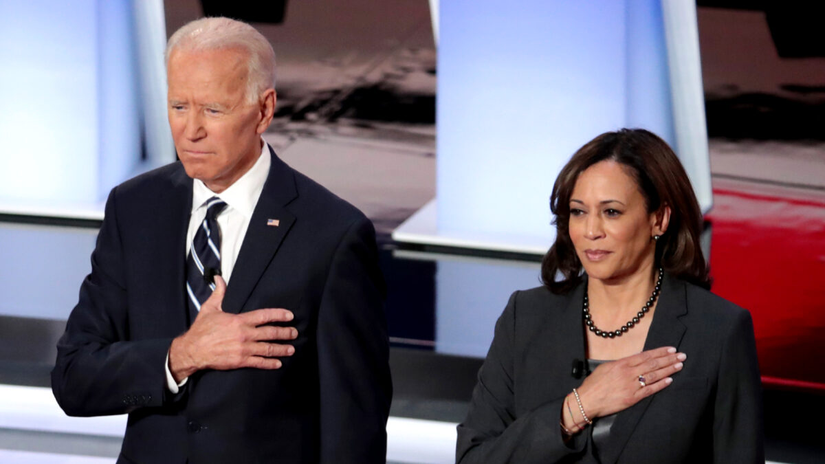 Các ứng cử viên tổng thống của Đảng Dân Chủ, cựu Phó Tổng thống Joe Biden (trái) và Thượng nghị sĩ Kamala Harris (Dân Chủ-California) lên sân khấu trong Cuộc tranh luận Tổng thống của Đảng Dân Chủ tại Nhà hát Fox ở Detroit, Michigan, vào ngày 31/7/2019. (Ảnh Scott Olson / Getty Images)