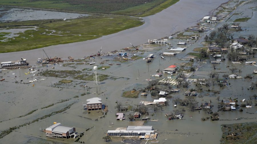 Nhà cửa bị ngập lụt do hậu quả của cơn bão Laura ngày 27/8/2020 ở Cameron, Louisiana. (Ảnh David J. Philip / AP)