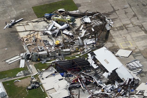 A Nhà chứa máy bay bị phá hủy vào ngày 27/8/2020 sau khi bão Laura đi qua thành phố Lake Charles, Louisiana (Ảnh David J. Phillip / AP)