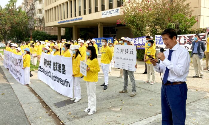 Các học viên của môn tu luyện Pháp Luân Công tập trung trước Lãnh sự quán Trung Quốc ở Los Angeles để nâng cao nhận thức về cuộc bức hại Pháp Luân Công ở Trung Quốc, vào ngày 13/9/2020 (Ảnh Jack Bradley / The Epoch Times)