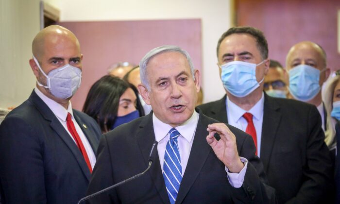 Thủ tướng Israel Benjamin Netanyahu phát biểu trước khi bước vào phòng xử án tại tòa án quận Jerusalem vào ngày 24 tháng 5 năm 2020, trong ngày đầu tiên xét xử tham nhũng. (Ảnh Yonathan Sindel / AFP / Getty Images)
