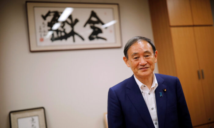 Phát ngôn viên hàng đầu của Chính phủ Nhật Bản, Chánh văn phòng Nội các Yoshihide Suga tham dự một cuộc phỏng vấn với Reuters tại Tokyo, Nhật Bản ngày 26 tháng 8 năm 2020. (Issei Kato / Reuters qua The Epoch Times)