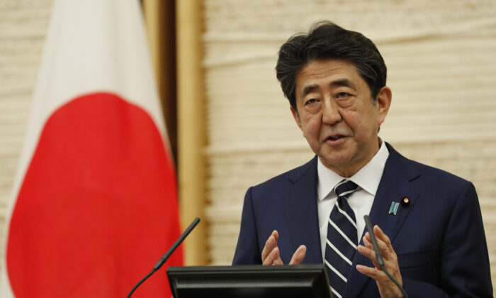 Thủ tướng Nhật Bản Shinzo Abe phát biểu tại một cuộc họp báo ở Tokyo, Nhật Bản, vào ngày 25 tháng 5 năm 2020. (Ảnh Kim Kyung-hoon / Pool / Getty Images)