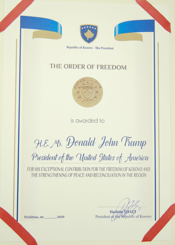 Một bức ảnh của Huân chương Tự do được trao cho Tổng thống Hoa Kỳ Donald Trump, được Tổng thống Hashim Thaci của Kosovo ký bên dưới tại thủ đô Pristina, vào ngày 18/9/2020. (Ảnh Visar Kryeziu/ AP Photo)