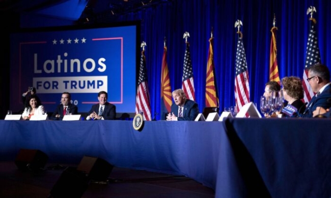 Tổng thống Donald Trump phát biểu trong một đại hội bàn tròn với những người Latinh ủng hộ ông tại Arizona Grand Resort and Spa ở Phoenix, Arizona, vào ngày 14/9/2020. (Ảnh: Brendan Smialowski / AFP qua Getty Images