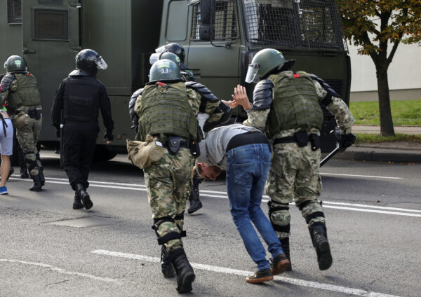 Các nhân viên thực thi pháp luật bắt giữ một người biểu tình trong một cuộc biểu tình chống lại sự tàn bạo của cảnh sát, theo sau các cuộc biểu tình bác bỏ kết quả bầu cử tổng thống ở Minsk, Belarus vào ngày 13/9/2020. (Ảnh Tut.By / Reuters)