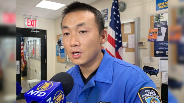 Sĩ quan Sở cảnh sát New York Baimadajie Angwang trong cuộc phỏng vấn với NTD tại Queens, New York, ngày 8/11/2019 (Ảnh từ The Epoch Times)