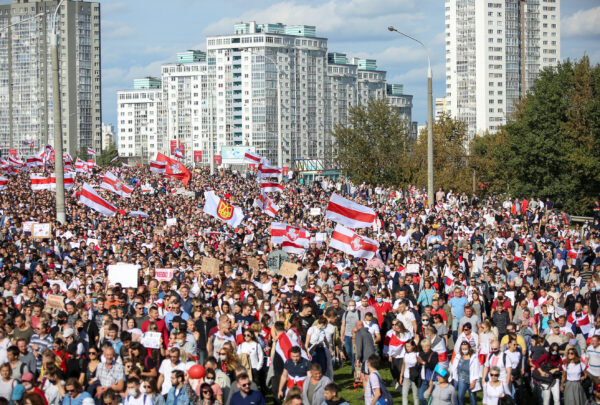 Những người ủng hộ phe đối lập tham gia một cuộc biểu tình chống lại sự tàn bạo của cảnh sát, theo sau các cuộc biểu tình bác bỏ kết quả bầu cử tổng thống ở Minsk, Belarus vào ngày 13/9/2020. (Ảnh Tut.By / Reuters)