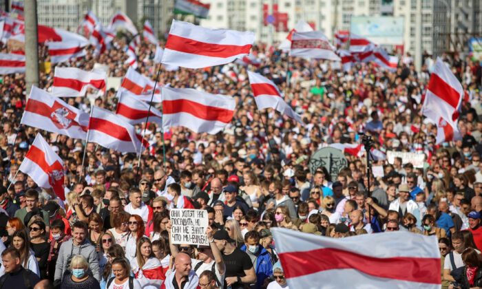 Ít nhất 100,000 người Belarus biểu tình chống lại TT Lukashenko