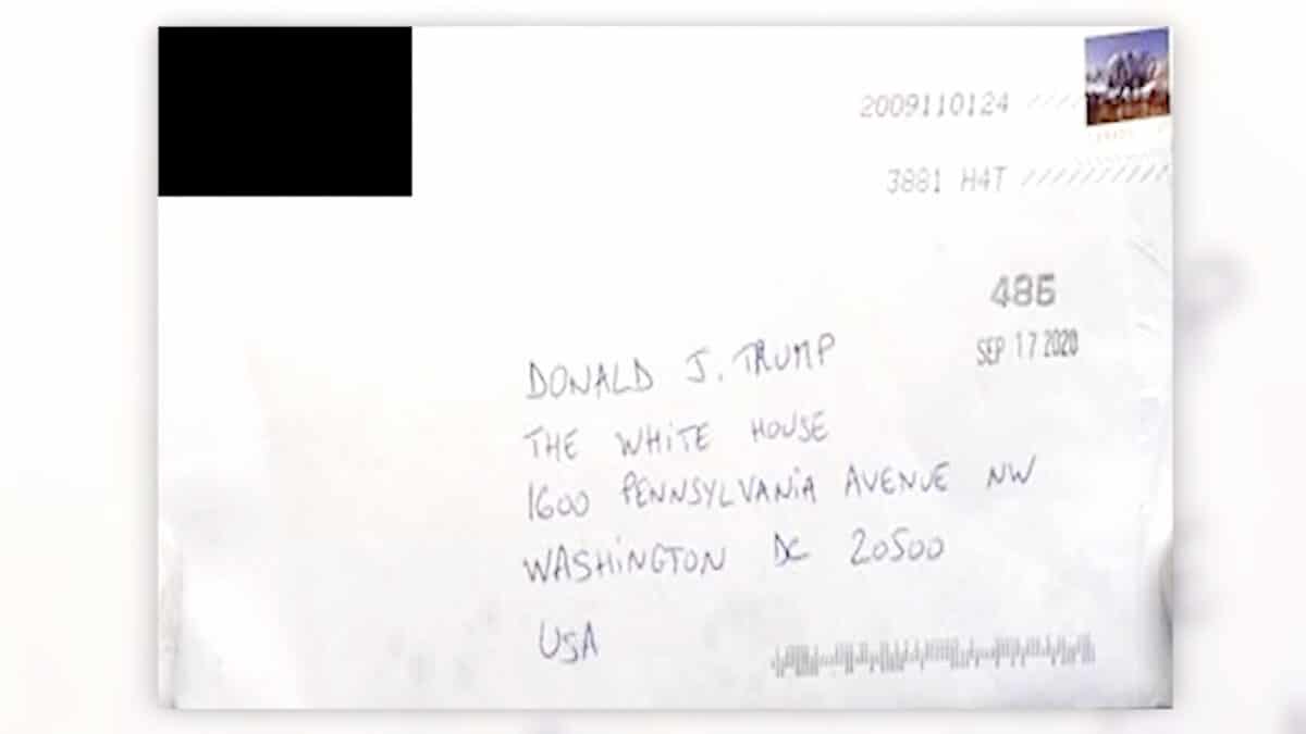 Trong bức ảnh không đề ngày tháng này, một bức thư có chất độc ricin được gửi tới Tổng thống Donald Trump. (Ảnh CNN)