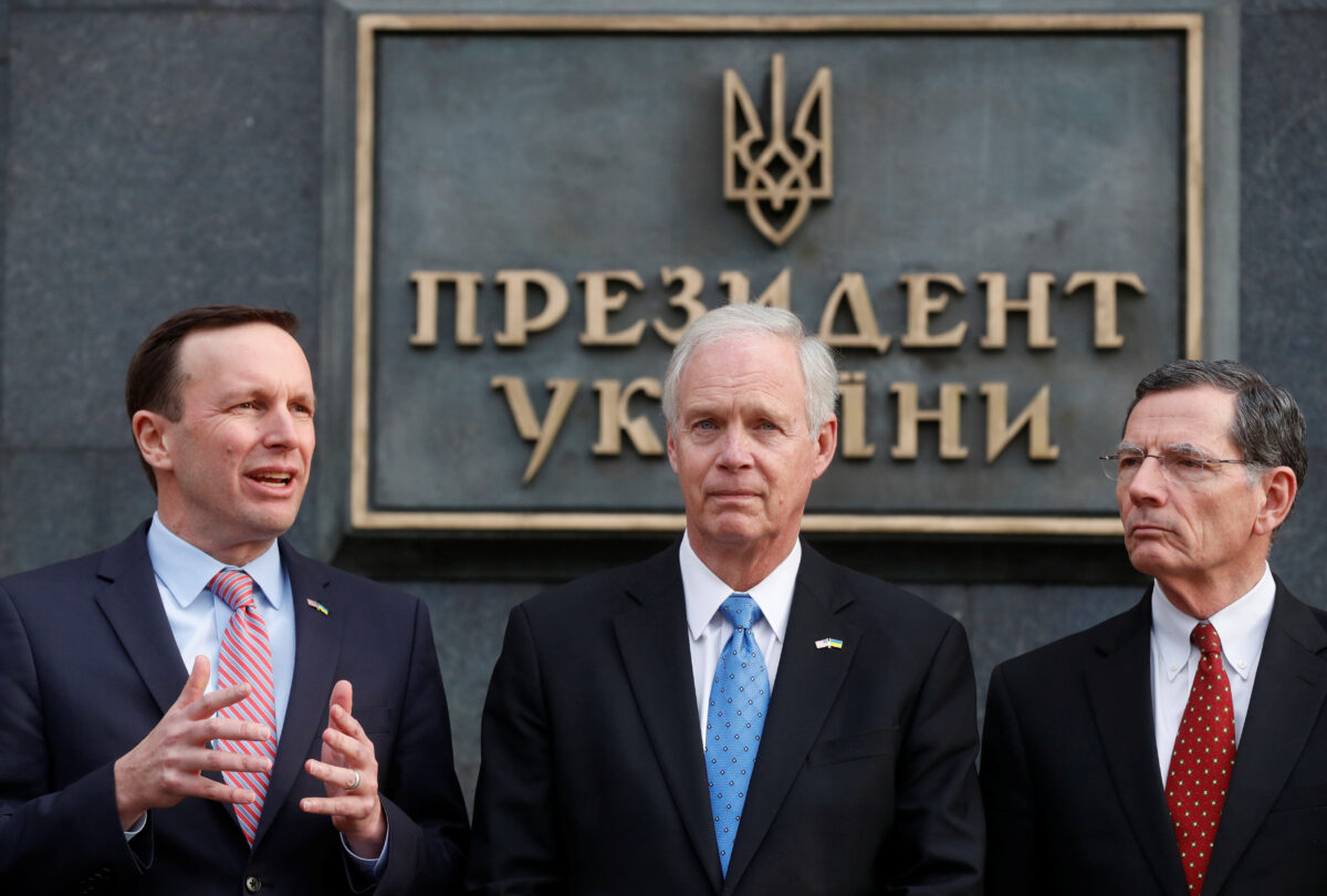 Các thượng nghị sĩ Hoa Kỳ Ron Johnson, John Barrasso và Chris Murphy tham dự một cuộc họp báo sau cuộc gặp với Tổng thống Ukraina Volodymyr Zelenskiy ở Kiev, Ukraina, vào ngày 14/2/2020. (Ảnh Valentyn Ogirenko / Reuters)