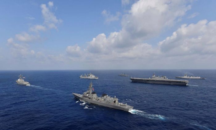 Các tàu của Hải quân Hoa Kỳ, Hải quân Ấn Độ, Lực lượng Phòng vệ Hàng hải Nhật Bản và Hải quân Philippines ra khơi trên biển vào ngày 9 tháng 5 năm 2019. (Lực lượng Phòng vệ Hàng hải Nhật Bản / Reuters)