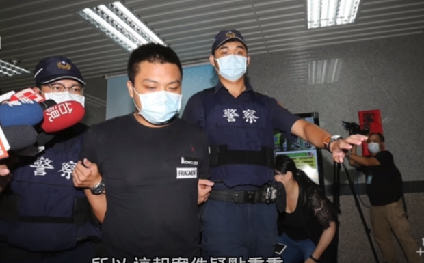 Có lẽ cảnh sát Đài Loan và thị trưởng Hầu, đã lần ra lý lịch và địa chỉ liên lạc cá nhân của nghi phạm tấn công Quán Trưởng. Liệu nó có liên quan đến các tổ chức ngoại vi của Trung Cộng tại Đài Loan hay không. (Ảnh chụp màn hình video Epoch Times)