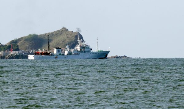 Tàu hướng dẫn ngư nghiệp của chính phủ Nam Hàn được nhìn thấy gần đảo Yeonpyeong, Nam Hàn, hôm 26/9/2020. (Ảnh: Choi Jin-suk / Newsis qua AP).
