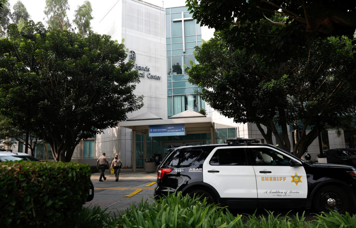 Các sỹ quan cảnh sát của Phòng Cảnh sát hạt Los Angeles (LASD) đi bộ bên ngoài bệnh viện St. Francis Medical Center sau vụ phục kích bắn trọng thương hai sỹ quan cảnh sát ở Compton, Lynwood, California, vào ngày 13/9/2020. (Ảnh Patrick T. Fallon / Reuters)