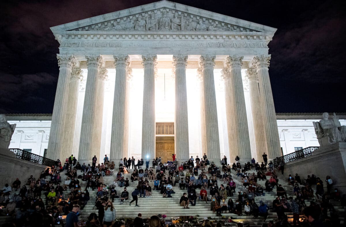 Người dân tập trung trước Tòa án Tối cao sau khi Thẩm phán Tòa án Tối cao Ruth Bader Ginsburg từ trần, ở Washington, vào ngày 18/9/2020. (Ảnh Al Drago/ Reuters)