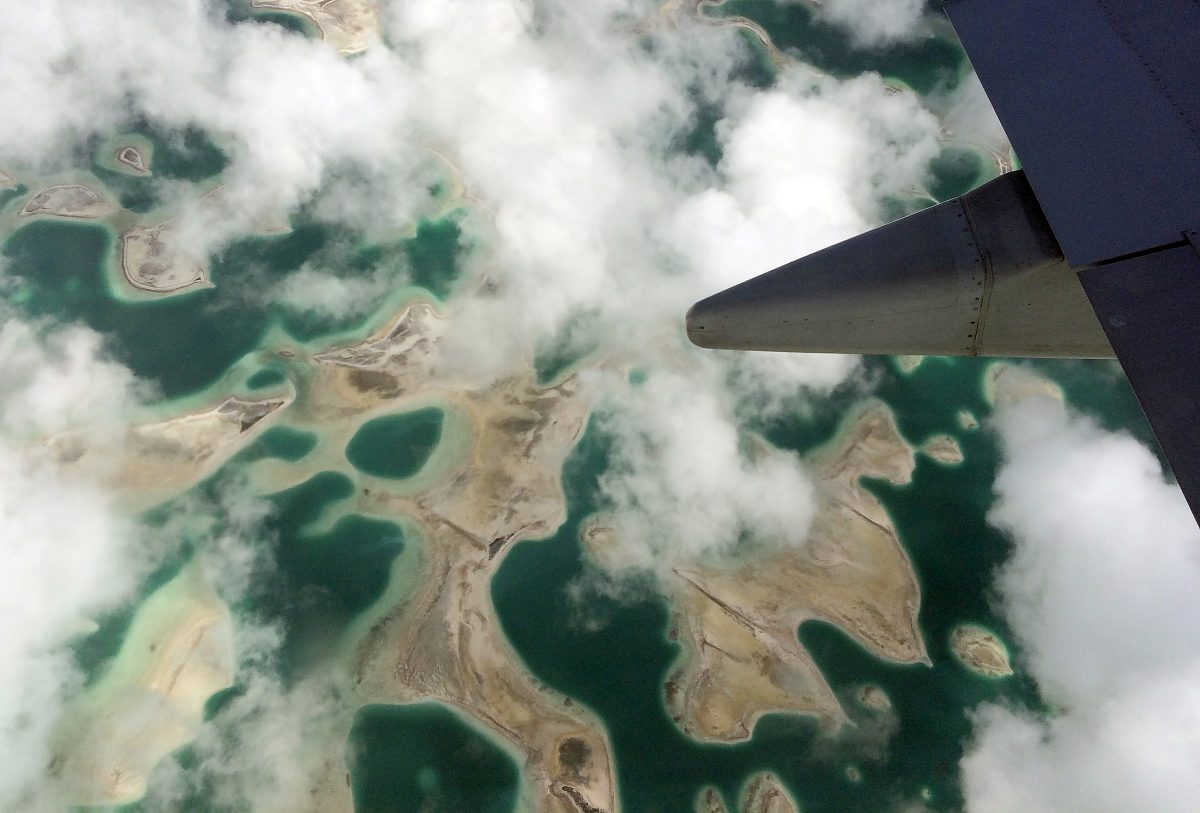 Các đầm phá có thể được nhìn thấy từ một chiếc máy bay khi nó bay trên Đảo Kiritimati, một phần của Quốc đảo Kiribati ở Thái Bình Dương, ngày 5/4/2016. (Ảnh Reuters / Lincoln Feast)