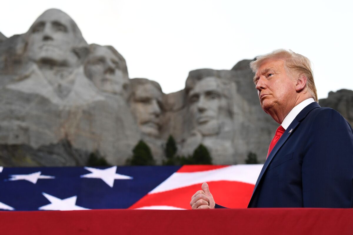 Hành động tỏ thiện ý của TT Donald Trump khi đến dự sự kiện Ngày Độc lập tại Đài tưởng niệm Quốc gia Núi Rushmore ở Keystone, South Dakota, vào ngày 3/7/2020. (Ảnh Saul Loeb/ AFP/ Getty Images)
