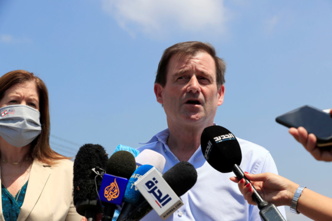 Bộ trưởng Ngoại giao Hoa Kỳ phụ trách các vấn đề chính trị David Hale phát biểu trước truyền thông sau khi đến thăm địa điểm xảy ra một vụ nổ lớn tại cảng Beirut, Li Băng, ngày 15 tháng 8 năm 2020. (Ảnh: Thaier Al-Sudani / Reuters)