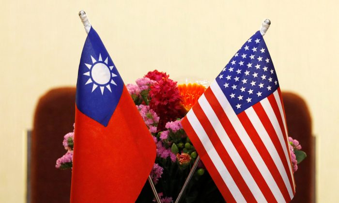 Cờ của Đài Loan và Hoa Kỳ được đặt cho cuộc gặp giữa Chủ tịch Ủy ban Đối ngoại Hạ viện Hoa Kỳ Ed Royce và với Su Chia-chyuan, Chủ tịch Đảng Lập pháp tại Đài Bắc, Đài Loan, vào ngày 27 tháng 3 năm 2018 (Tyrone Siu / Reuters qua The Epoch Times)