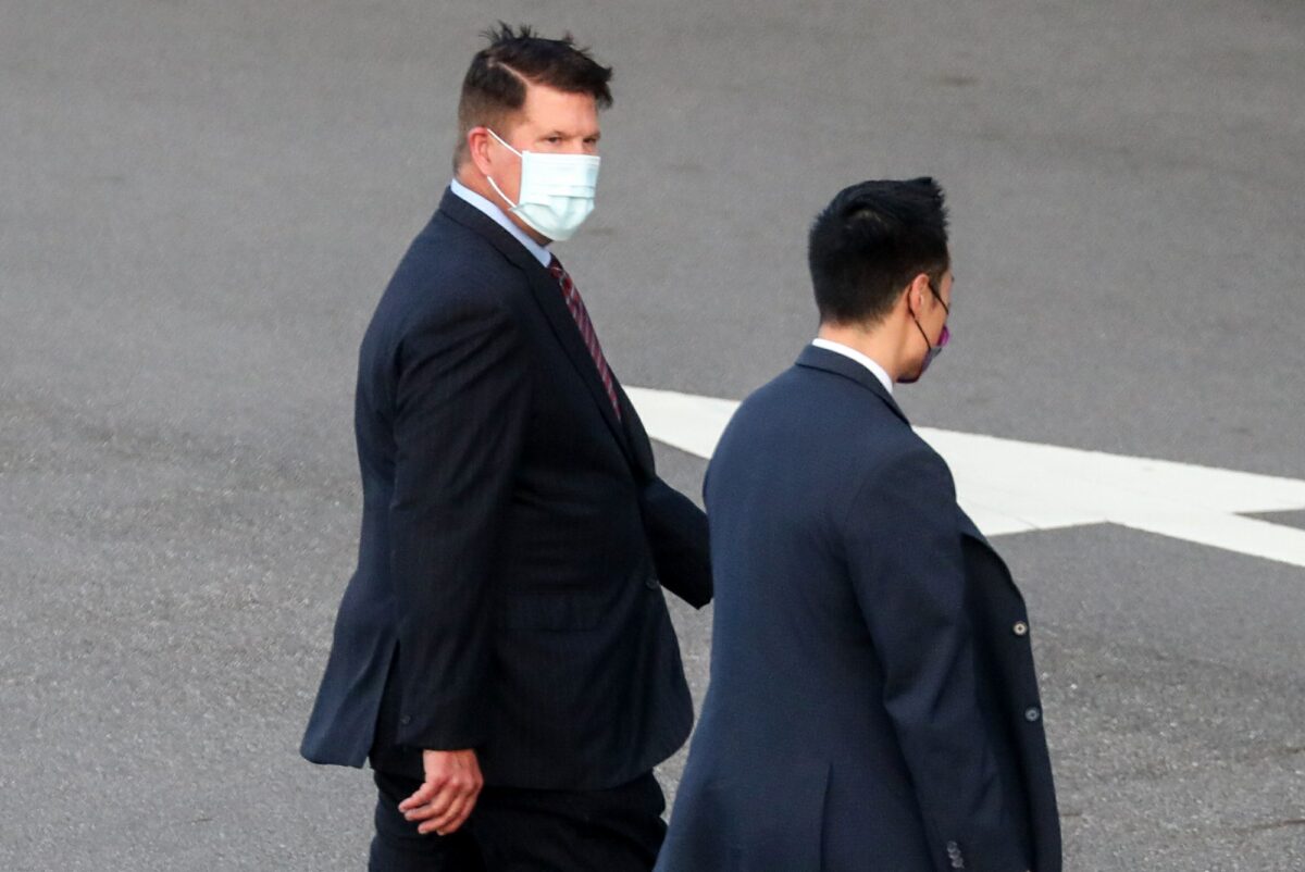 Thứ trưởng Ngoại giao Keith Krach bước đi sau khi xuống máy bay khi đến căn cứ không quân ở Đài Bắc, Đài Loan, vào ngày 17/9/2020. (Ảnh Pool Photo qua AP Photo)