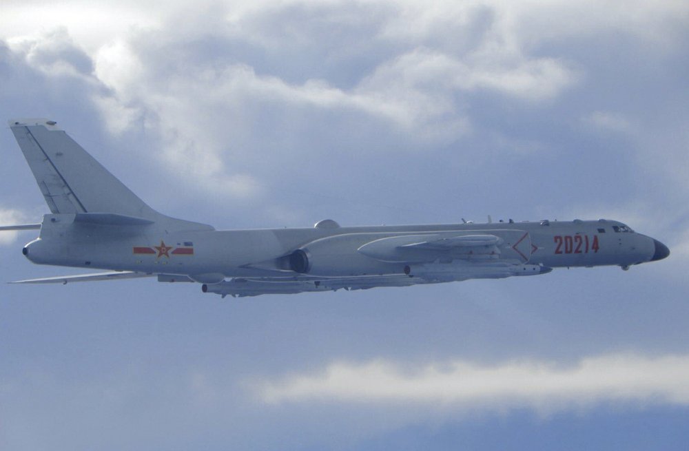 Một máy bay ném bom H-6 của Quân đội Giải phóng Nhân dân Trung Quốc được thấy đang bay gần khu vực nhận dạng phòng không Đài Loan, ADIZ, gần Đài Loan, vào ngày 18/9/2020. (Ảnh Bộ Quốc phòng Đài Loan thông qua AP)