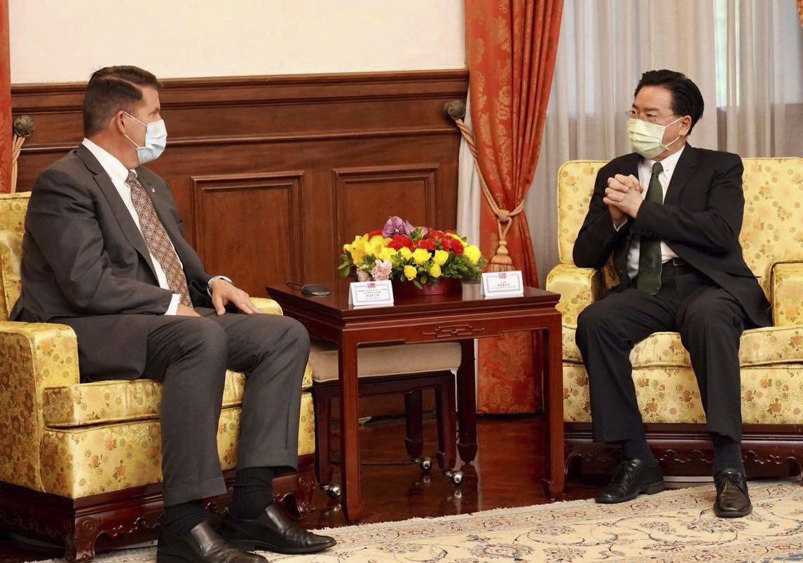 Ông Ngô Chiêu Tiếp (phải), Bộ trưởng Ngoại giao Đài Loan gặp ông Keith Krach, Thứ trưởng Ngoại giao Hoa Kỳ tại Đài Bắc, Đài Loan, vào ngày 18/9/2020. (Ảnh Bộ Ngoại giao Đài Loan qua AP)