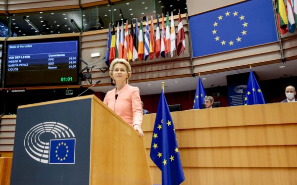 Ngày 16 tháng 9, Chủ tịch Ủy ban Châu Âu, bà Ursula von der Leyen, đã có bài phát biểu Thông điệp Liên minh đầu tiên trong phiên họp toàn thể của Nghị viện Châu Âu tại Brussels. Liên minh Châu Âu phải lên tiếng, chỉ ra những hành vi vi phạm nhân quyền của Trung Quốc, và phải đưa ra các quyết định về trừng phạt hiệu quả hơn, bà cho biết trong bài phát biểu. (Ảnh: Olivier Hoslet / pool  qua Reuters)
