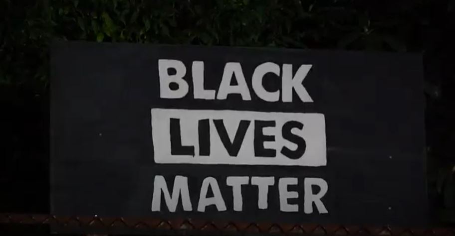 Trong bức ảnh tĩnh được chụp từ video này, một tấm biển “Black Lives Matter” được nhìn thấy ở Portland, Oregon, vào ngày 3/9/2020. (Ảnh The Epoch Times)