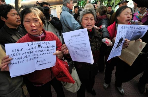 Những người khiếu kiện ở Trung Quốc công bố các tài liệu trong một cuộc họp bên ngoài tòa án ở Bắc Kinh vào ngày 3 tháng 4 năm 2008. (Ảnh: Teh Eng Koon / AFP / Getty Images)