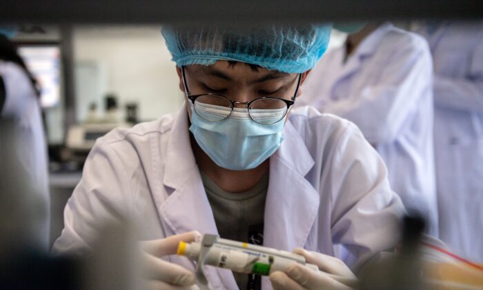 Một nhân viên bên trong một phòng thí nghiệm ở Bắc Kinh vào ngày 14/5/2020. (Ảnh Nicolas Asfouri/ AFP qua Getty Images)