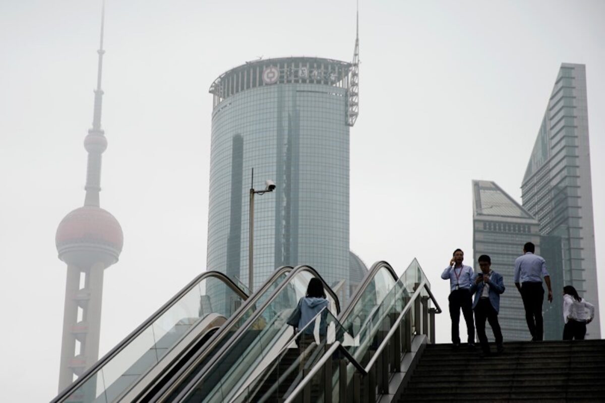 Mọi người đi dạo gần các cao ốc tại khu tài chính Lujiazui ở Thượng Hải, Trung Quốc vào ngày 16/5/2019. (Ảnh Aly Song/ Reuters)